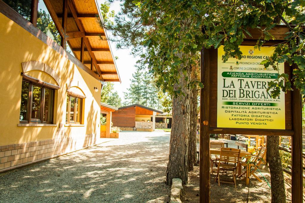 Отель La Taverna Dei Briganti Cotronei Экстерьер фото